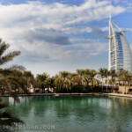 Das Luxushotel Burj Al Arab  in Dubai, gesehen vom Strandresort Medinat Jumeirah am 27.12.2010.