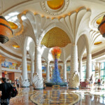 Das Luxushotel Atlantis The Palm auf der Palm Jumeirah in Dubai am 29.12.2010. 
Inneneinrichtung mit eine Glasskulptur des Künstlers Dale Chihuly.