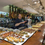 Bar mit Tapas und Pintxos in San Sebastian, Spanien am 12.07.2013.
