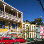 Immobilie mit Graffitis im Viertel Cerro Alegre in Valparaiso, Chile am 05.11.2014.