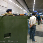 Sicherheitsmaßnahmen im Bahnhof in New Delhi, Indien am 06.02.2014.
Bewaffneter Polizist.