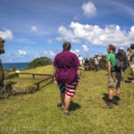Osterinsel, Tongariki, 23.10.2016.
Touristen in der archeologischen Anlage Ahu Tongariki in der Osterinsel am 23.10.2016.
Moai werden die kolossalen Steinstatuen der Osterinsel genannt.
Der Ahu Tongariki ist die größte, jemals auf der Osterinsel, angelegte Zeremonie-Anlage.