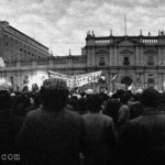 Massendkungebung vor dem Präsidentenpalast "La Moneda" nach dem gescheiterte Tanquetazo in Santiago, Chile am 29.06.1973.
EL Tanquetazo war ein Putschversuch in Chile von Oberst Leutnant Roberto Souper geführt, gegen die Regierung von Präsident Salvador Allende.