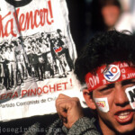 Ein Sympathisant der Komunistische Partei Chiles während eine Demonstration der befürworter des NO Kampagnes in Santiago, Chile am 01.10.1988.