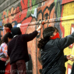 Graffiti gegen die Diktatur in Santiago, Chile am 12.08.1988.
Die Brigada "Ramona Parra" während eine Demonstration der Befürworter des NO Kampagnes.