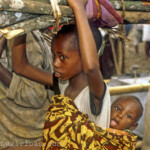 Ruanda, Cyangugu, 21.08.1994.
Flüchtlingskinder im Grenzgebiet zwischen Cyangugu, Ruanda und Bukavu, Zaire (Grenzübergang Ruzizi I) am 21. August 1994.