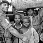 Im Krisengebiet während der Massenflucht der ruandischen Bevölkerung nach Zaire. Grenzübergang Ruzizi I in Cyangugu, Ruanda am 21.08.94.
Französischer Fremdenlegionär und Flüchtlinge.