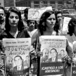Die Witwen der von der Diktatur ermordeten José Manuel Parada Maluenda, Santiago Natting Allende und Manuel Guerrero Ceballos, protestieren gegenueber der Regierungspalast La Moneda am 15.11.1986 in Santiago, Chile.