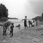 Im Krisengebiet während der Massenflucht der ruandischen Bevölkerung nach Zaire.
Flüchtlingskinder am Kivu See in der Nähe des Flüchtlingslagers am Grenzübergang Ruzuzi I in Cyangugu, Ruanda am 22.08.1994