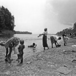 Im Krisengebiet während der Massenflucht der ruandischen Bevölkerung nach Zaire.
Flüchtlingskinder am Kivu See in der Nähe des Flüchtlingslagers am Grenzübergang Ruzuzi I in Cyangugu, Ruanda am 22.08.1994