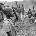 Im Krisengebiet während der Massenflucht der ruandischen Bevölkerung nach Zaire.
Flüchtlingskind am Grenzübergang Ruzuzi I in Cyangugu, Ruanda am 21.08.1994.