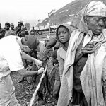 Flüchtlingskind wird geimpft von einem Care Deutschland Helfer am Grenzübergang Ruzizi I in Cyangugu, Ruanda am 28.08.94.