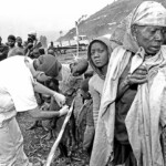 Flüchtlingskind wird geimpft von einem Care Deutschland Helfer am Grenzübergang Ruzizi I in Cyangugu, Ruanda am 28.08.94.