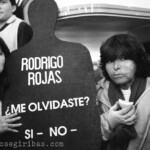 Demonstration fuer Menschenrechte in Santiago am 08.09.1988.
Carmen Gloria Quintana (rechts).
Carmen Gloria Quintana und der Fotograf Rodrigo Rojas Denegri wurden am 02.07.1986 nach ihre Festnahme von eine Militärpatrouille in Brand gesteckt. Rodrigo Rojas starb an den Folgen seiner Brandverletzungen.