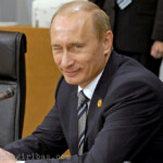 Während des G8-Gipfels, vor einer Arbeitssitzung mit den Schwellenlaendern (Outreach), schenkt Wladimir Wladimirowitsch Putin, Praesident der Russischen Foederation, dem Fotografen ein Augenzwinkern nach einer kleinen privaten Unterhaltung.