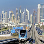 Metro vor dem Hochhäuser von Dubai Financial Centre am 31.12.2010.