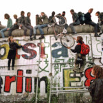 Flucht über die Mauer nach Ost-Berlin Während der Räumung des Lenne Dreiecks am 01.07.1988 in Berlin-West.