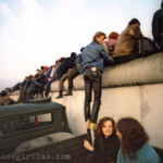 Flucht ueber die Mauer nach Ost-Berlin Waehrend der Raeumung des Lenne Dreiecks am 01.07.1988 in Ost-Berlin.
West-Fluechtlinge auf LKWs der DDR-Grenztruppen.