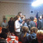 Flucht über die Mauer nach Ost-Berlin Während der Räumung des Lenne Dreiecks am 01.07.1988 in Berlin-Ost.
Die West-Flüchtlinge werden mit einem Frühstück von Beamten der DDR-Grenztruppen empfangen.