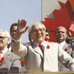 Erich Honecker, Staatsratsvorsitzender und Generalsekretär der SED bei der Parade zum 01. Mai 1989 in Ot-Berlin. Links im Bild: Willi Stoph, Vorsitzender des Ministerrrates und stellv. Vorsitzender des Staatsrates.