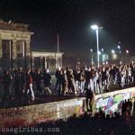 Die Mauer wird von Bürgern in der Nähe des Brandenburger Tors erobert, gegen Mitternacht am 09.11.1989.