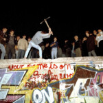 Die ersten Teile der Mauer werden von Bürgern in der Nähe des Brandenburger Tors abgerissen, gegen Mitternacht am 09.11.1989.