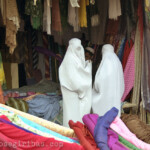 Frauen im Stoffladen am 11.12.2003 in Kunduz, Afghanistan.