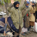 Eine Gruppe Tagelöhner werden durch afghanische Soldaten überprüft bevor sie in den deutschen Camp arbeiten dürfen. Kunduz, Afghanistan am 12.12.2003.