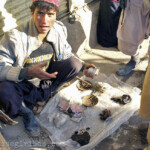 Verkauf von Drogen (Rohopium) auf eine Straße im Kunduz, Afghanistan am 22.12.2003.