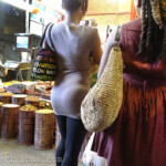 Frauen im Markt La Boqueria in Barcelona, Spanien am 05.09.2011.