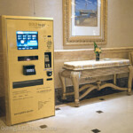 Goldautomat in der Lobby des Emirates Palace in Abu Dhabi, Arabische Emiraten am 19.06.2012.