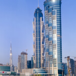 Hochhäuser an der Shaikh Zayed Road in Dubai am 02.09.2012.
Im Hintergrund links: Der Burj Khalifa, das höchste Gebäude der Welt (828 m).