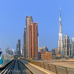 Metro vor dem Hochhäuser von Dubai Financial Centre am 02.09.2012.
Im Hintergrund rechts: Der Burj Khalifa, das höchste Gebäude der Welt (828 m).