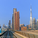 Metro vor dem Hochhäuser von Dubai Financial Centre am 02.09.2012.
Im Hintergrund rechts: Der Burj Khalifa, das höchste Gebäude der Welt (828 m).