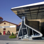 Besucher-Pavillon in der Kellerei Lopez de Heredia in Haro, Spanien am 18.07.2013.
Der Besucher- und Verkostung-Pavillon ist ein Werk der irakische Architektin Zahid Hadid.