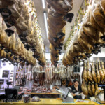 {:de}Bilbao, Spanien, 23.07.2013.
Schinken Fachgeschaeft "Viandas de Salamanca" in Bilbao am 23.07.2013. "Pata Negra", Edelschinken vom Iberischen Schwarzklauenschwein.{:}{:es}Tienda especializada "Viandas de Salamanca" en Bilbao el 23.07.2013.
"Pata Negra" Jamón de lujo del cerdo ibérico.{:}