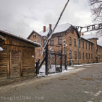 Eingangstor des Konzentrationslager Auschwitz mit dem Schriftzug "Arbeit macht frei". Oswiecim, Polen am 26.01.2015.