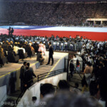 Erste Rede von Patricio Aylwin A. als chilenischer Präsident im Nationalstadion in Santiago, Chile am 12. März 1990. Durch diese Zeremonie wurde das Stadion, von der Militärdiktatur als Folterkammer und Gefängnis mißbraucht, als solches rehabilitiert.