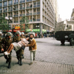 Verletzte Frau während einer Protestkundgebung in der Paseo Ahumada in Santiago, Chile am 19.08.1988.