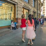 Russische Föderation, Moskau, 08.05.2015.
Junge Frauen mit High Heels in Moskau am 08.05.2015.