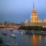 Russische Föderation, Moskau, 08.05.2015.
Radisson Royal Hotel am Moskwa-Ufer in Moskau am 08.05.2015.
Dieses Gebäude ist ein Paradebeispiel für den stalinistischen, gotischen Baustil.