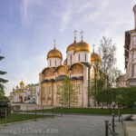 Russische Föderation, Moskau, 09.05.2015.
Die Mariae-Entschlafens-Kathedrale in Moskau am 09.05.2015.
Im Hintergrund links: die Mariae-Verkuendigungs-Kathedrale.