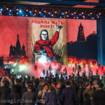 Russische Föderation, Moskau, 09.05.2015.
Festliches Konzert " Die Wege des Grossen Sieges" zum 70. Jahrestag des Kriegsendes am Roten Platz in Moskau am 09.05.2015.
Kriegplakat "das Mutterland ruft!"