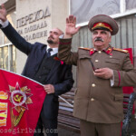 Russische Föderation, Moskau, 10.05.2015.
Moskau zum 70. Jahrestag des Kriegsendes am 10.05.2015.
Aktionsnkünstler stellen Wladimir Iljitsch Uljanow Lenin (links), Vorsitzender der Bolschewiki-Partei und Josef Wissarionowitsch Stalin, Generalsekretär des Zentralkomitees der Kommunistischen Partei der Sowjetunion (KPdSU) dar.