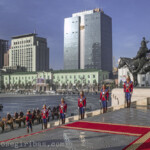 Mongolei, Ulan Bator, 15.10.2015.
Besuch des Bundespräsidenten in Ulan Bator, Mongolei am 15.10.2015.
Begrüßung mit militaerischen Ehren durch den mongolischen Praesidenten am Chinggis-Platz.
Reiter und Soldaten der Ehrengarde.