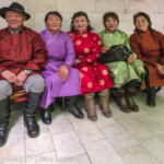 Mongolei, Ulan Bator, 15.10.2015.
Hochzeitsgesellschaft in traditionellen Kleidern nach der Trauung im Hochzeitspalast in Ulan Bator, Mongolei am 15.10.2015.