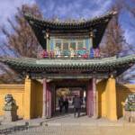 Mongolei, Ulan Bator, 15.10.2015.
Eingang zum Gandantegtschinlen-Kloster in Ulan Bator, Mongolei am 15.10.2015.