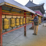 Mongolei, Ulan Bator, 15.10.2015.
Buddist beim Betten mit Gebetsmuehlen im Gandantegtschinlen-Kloster in Ulan Bator, Mongolei am 15.10.2015.