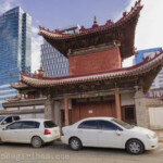 Mongolei, Ulan Bator, 16.10.2015.
Architektur-Kontrataste in Ulan Bator, Mongolei am 16.10.2015.
Der Blau Sky Tower (links) ist mit 105 Metern das höchste Bauwerk der mongolischen Hauptstadt und das Tschoidschin Lama-Tempel in Ullan Bator.