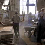 Kunst- und Glockengiesserei Lauchhammer am 04.05.2006 in Lauchhammer/Brandenburg.
Herstellung und Bearbeitung von Schrifttafeln.